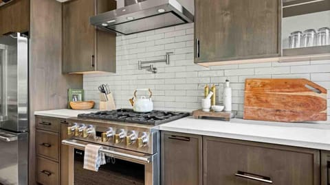 The Serene Summit Stay (9133)