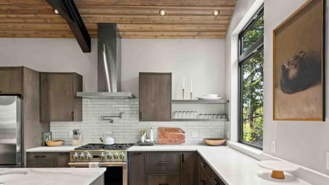 The Serene Summit Stay (9132)