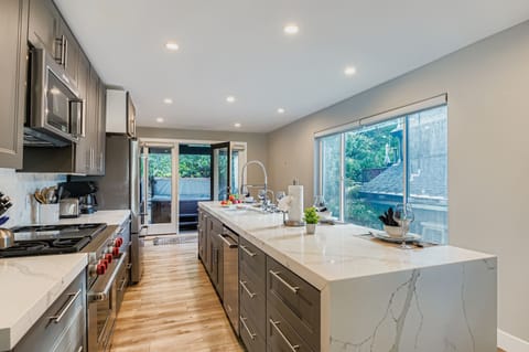 Condo, 3 Bedrooms | Private kitchen | Coffee/tea maker, fridge, oven, electric kettle