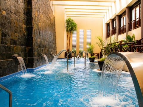 Sauna, hot tub, steam room, 2 treatment rooms