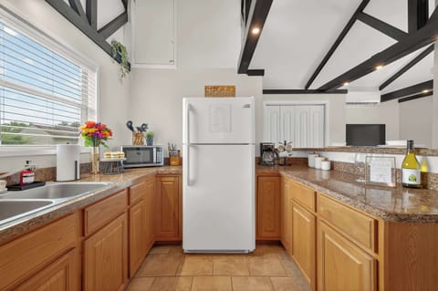 Private Detached Guest House:  Bright and spacious with modern appliances—perfect for culinary adventures!