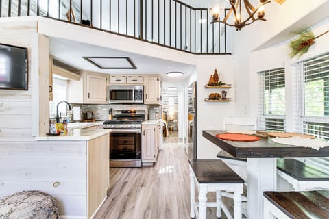 Show Low Vacation Rental | 1BR | 1BA | 430 Sq Ft | 1 Step to Enter