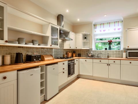 City, Apartment, Human Settlement, Resort, Condominium, Hotel, Resort Town, Swimming Pool, Seaside Resort, Eco Hotel