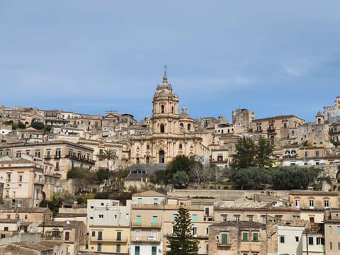Building, City, Facade, Town, Architecture, Neighbourhood, Landmark, Tourist Attraction, Metropolis, Medieval Architecture