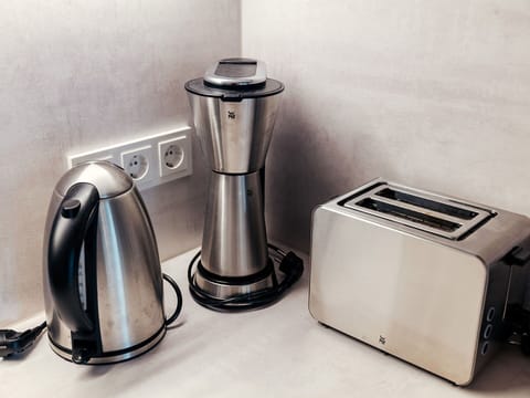 Kitchen Appliance, Small Appliance, Home Appliance, Electronic Device, Serveware, Machine, Kitchen