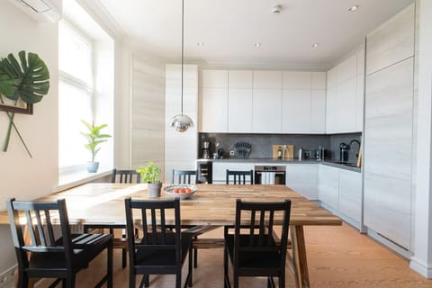 Bright, open kitchen and dining area designed for both cooking and gathering — a welcoming space to enjoy meals, work, or unwind together.