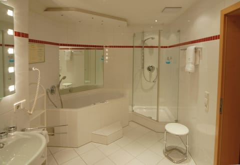 Comfort Room, 1 Double Bed, Non Smoking | Bathroom | Shower, free toiletries, hair dryer, towels