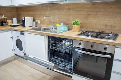 Room, 1 Double Bed, Balcony, City View | Private kitchen