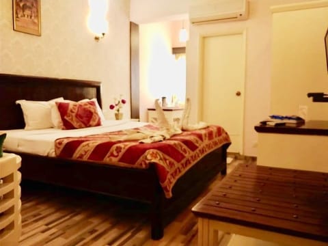 Deluxe Double or Twin Room | Desk, laptop workspace, blackout drapes, iron/ironing board