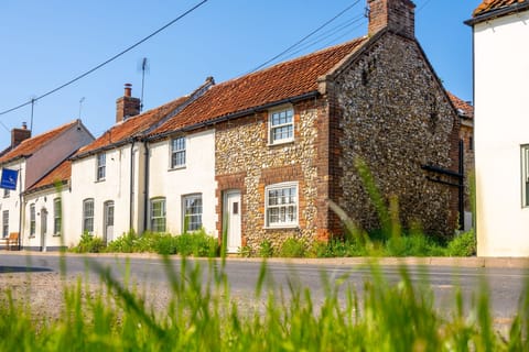 Daisy's Place, South Creake: Sits in the heart of the village, just ten minutes from Burnham Market and a short drive to the beautiful beaches of Brancaster, Wells-next-the-Sea and Holkham