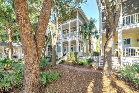 Front Courtyard View
