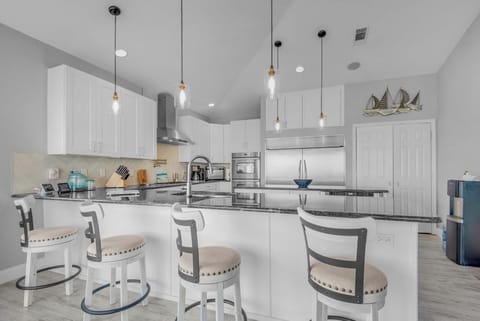 Eat-in kitchen bar seating