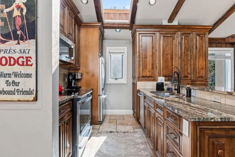 Fully equipped kitchen with bar seating