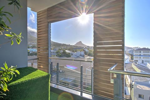Balcony Bliss: Start your day on a sunlit terrace with magnificent views of Lion’s Head, creating the perfect setting to enjoy your morning coffee and take in the scenery.