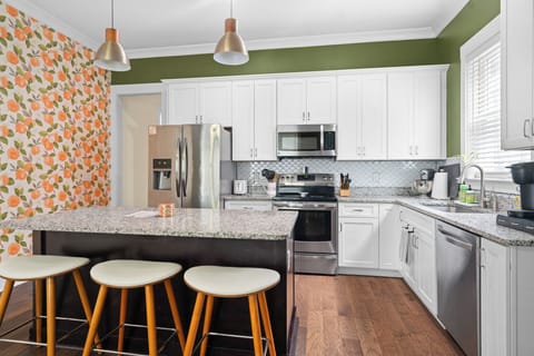 Apartment, Patio, Courtyard View | Private kitchen
