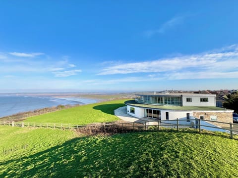 Unique home with uninterupted panoramic sea views