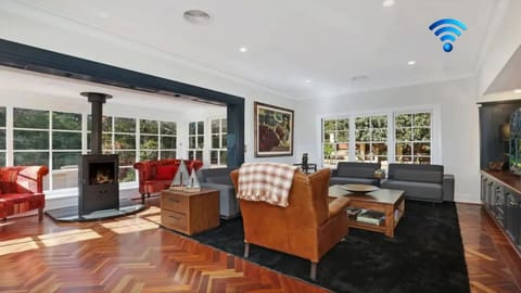 Southern Grace | Living room | Combustion fireplace | Smart TV 