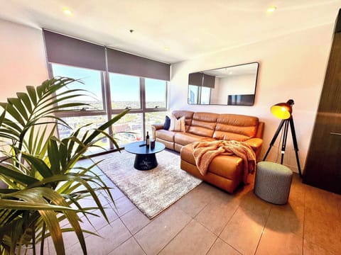 2 bedroom Oasis opposite the 'Gabba'