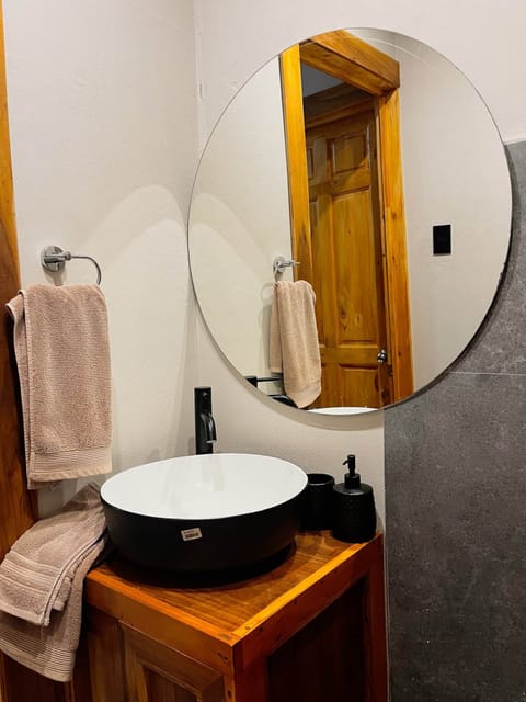 Cattleya bathroom