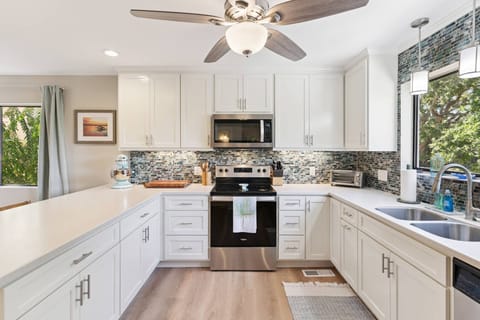 No need for take-out with a kitchen like this!