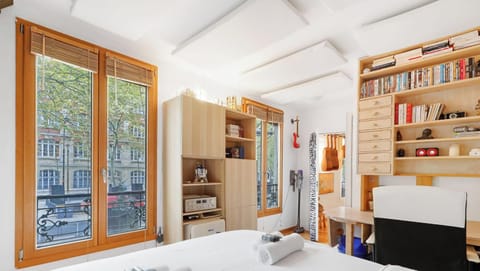Esapce nuit : lit double, rangements, bureau.