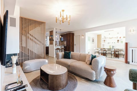 Grand séjour avec canapé, salle à manger, accès direct sur le jardin