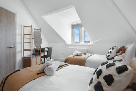 Apartment (Group Getaway – Stylish 2-Bed Cardi) | 2 bedrooms, free WiFi