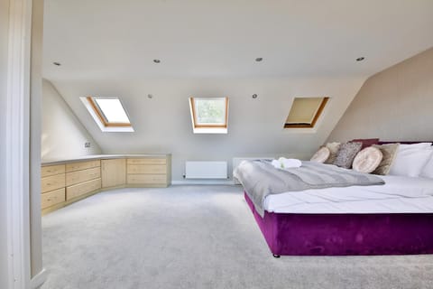 House (Spacious 3 Bed Home with Pool Table) | 3 bedrooms, free WiFi