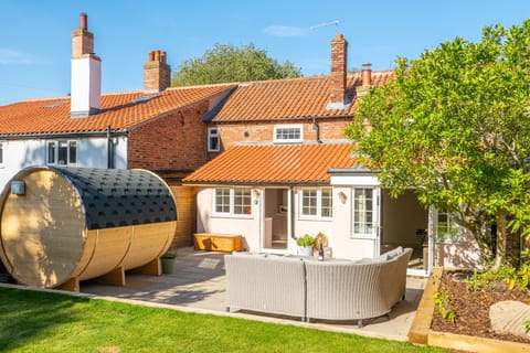 Waterhen Cottage: Fabulous design with a private sauna!