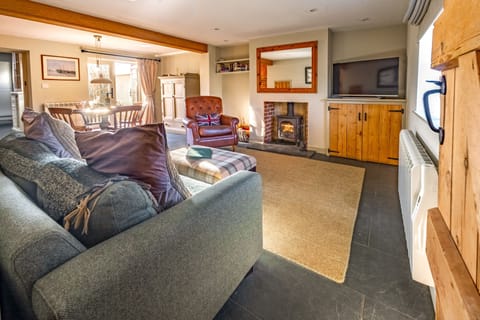 Goose Cottage, Titchwell: Cosy open-plan sitting dining room