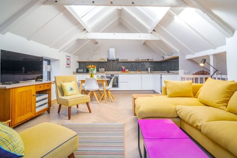 Mill End, Weybourne: Open-plan first floor living area