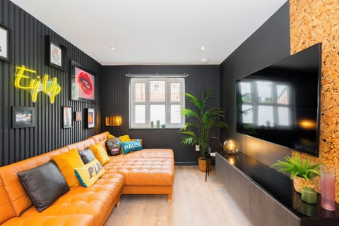 House, 6 Bedrooms | Living area