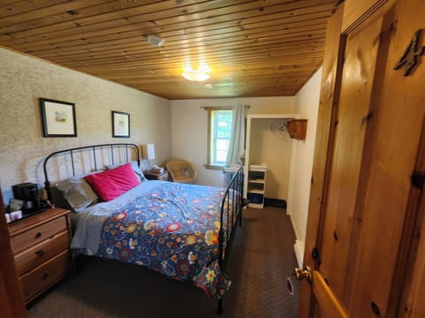 Room 4 | WiFi (free), bed sheets