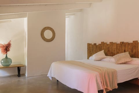 Main bedroom with double bed, Mediterranean style and relaxing atmosphere.