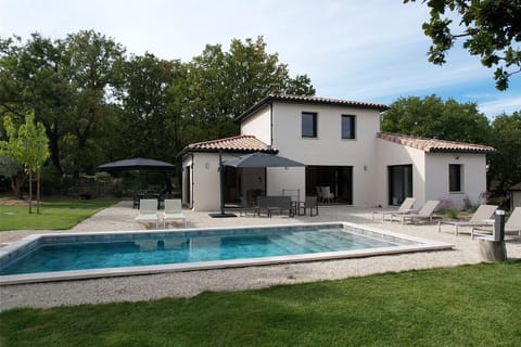 Holiday rental in Pernes-les-Fontaines with heated pool. Fully equipped villa for 8 people. Online booking with Plaisirs &amp; Maisons de Provence