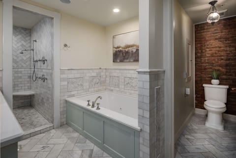 Royal Suite | Bathroom | Hair dryer, towels, soap, shampoo