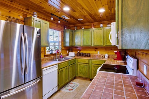 Fully stocked open kitchen with ample work space - Keurig coffee maker with supplies provided