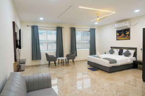 Luxury Suite, City View | In-room safe, desk, laptop workspace, blackout drapes