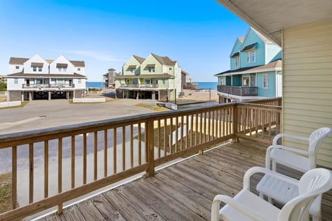 Main-Level Deck: Step outside to your furnished patio and enjoy a hint of ocean view.