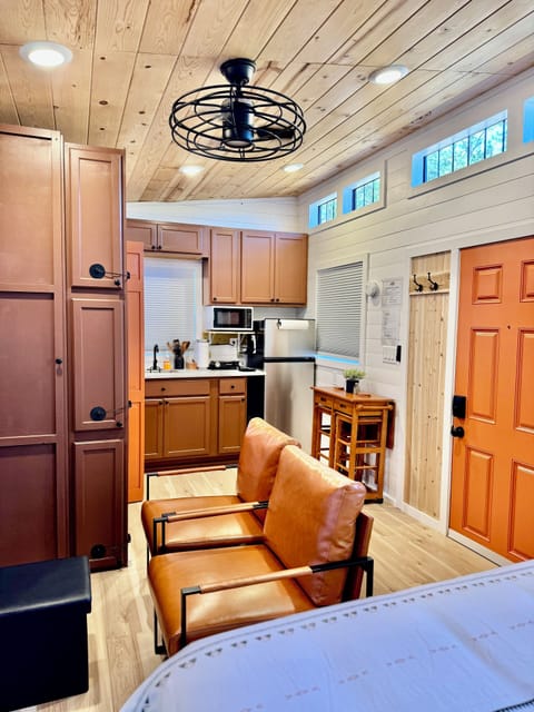 Private tiny house with hot tub • 5 min to Downtown Blue Ridge