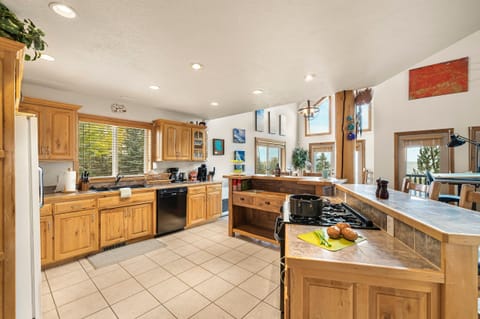 Henrys Reel Retreat ~ large chef's kitchen