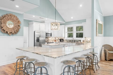 Chef's Kitchen - Seating for 7