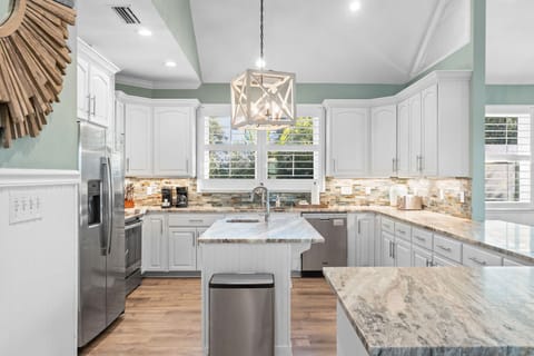 Chef's Kitchen - Seating for 7