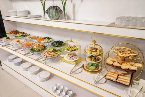Free daily buffet breakfast