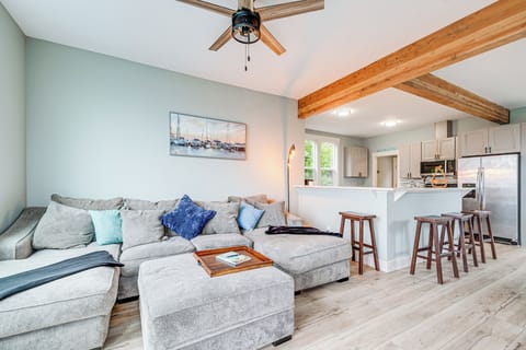 Living Room | 1st Floor | Sleeper Sofa | Free WiFi | Smart TV