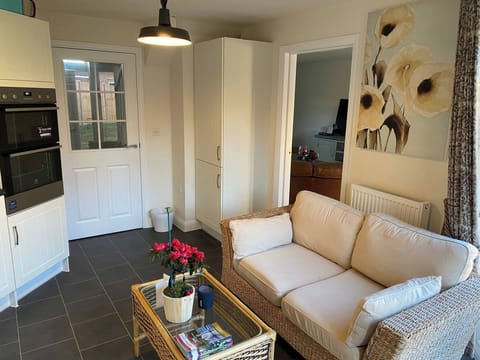 House, 3 Bedrooms, Garden View | Living room | Flat-screen TV, books