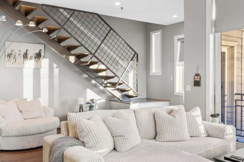 Living Room: Sink into cozy sophistication. A perfect blend of upscale living and relaxed charm awaits your stay.