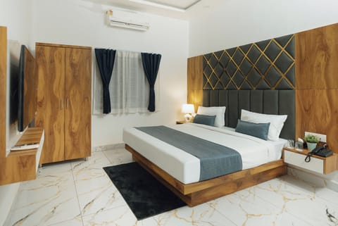 In-room safe, desk, iron/ironing board, WiFi (free)