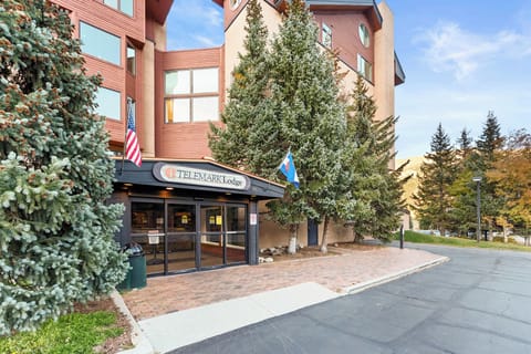 Telemark Lodge exterior.