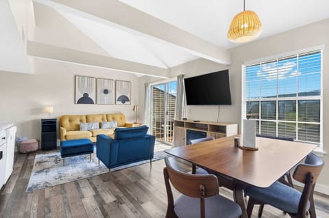 Condo, Multiple Beds, Balcony, Mountain View (Skyview Getaway) | Living area